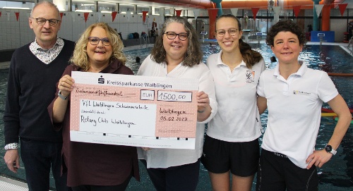 Rotary-Club-Waiblingen, vertreten durch die Präsidentin Christiane Dürr und Gerald Lust, überreichen den verantwortlichen der VfL Waiblingen Schwimmschule einen Scheck in Höhe von 1.500 €