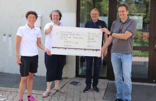 Rotary Club Waiblingen unterstützt die
VfL Waiblingen Schwimmschule auch im 
Jahr 2021