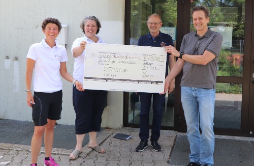 Jürgen Karajan und Gerald Lust übergeben uns den Scheck des Rotary Club Waiblingen